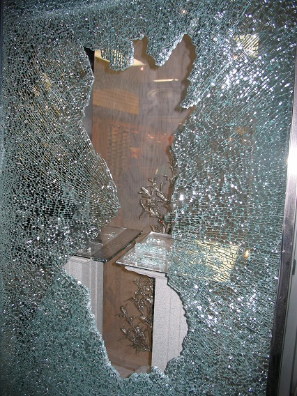 Comparison between tempered glass and float glass for emergency replacements.